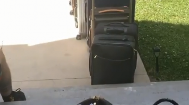 Δεν πιστεύαμε στα μάτια μας! Γνωστή celebrity ταξίδεψε με 13 βαλίτσες! [εικόνες & βίντεο]