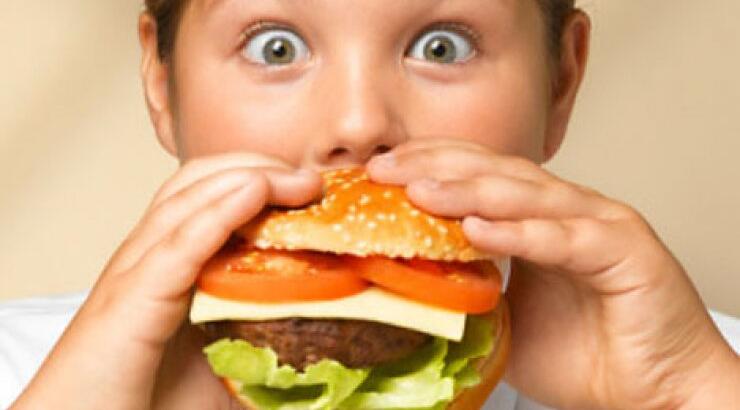 Τα υπέρβαρα παιδιά 9-17 ετών τρώνε λίγο, αλλά μένουν παχουλά