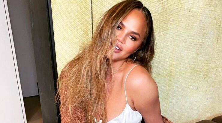 Η Chrissy Teigen ζήτησε από τον Πρόεδρο Biden να την κάνει unfollow από το twitter!