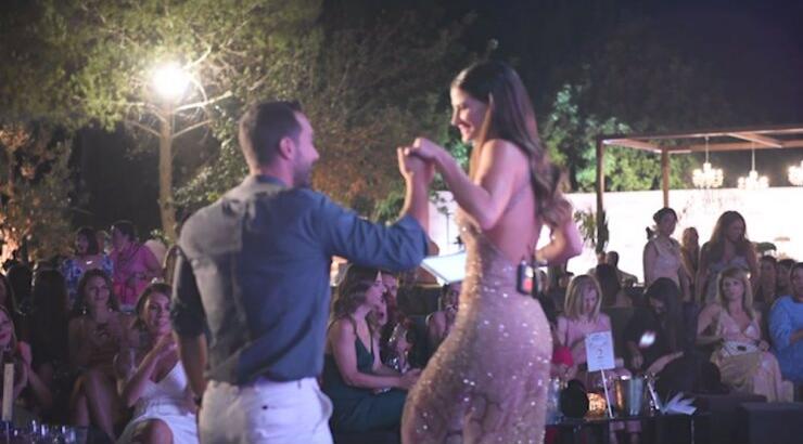 Το καυτό φιλί του Σάκη Τανιμανίδη στη Χριστίνα Μπόμπα στη χθεσινή απονομή των βραβείων “Beauty Awards 2019” 