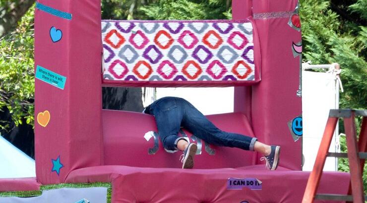 Πασίγνωστη ηθοποιός παίζει σαν μωρό σε παιδική χαρά [εικόνες]