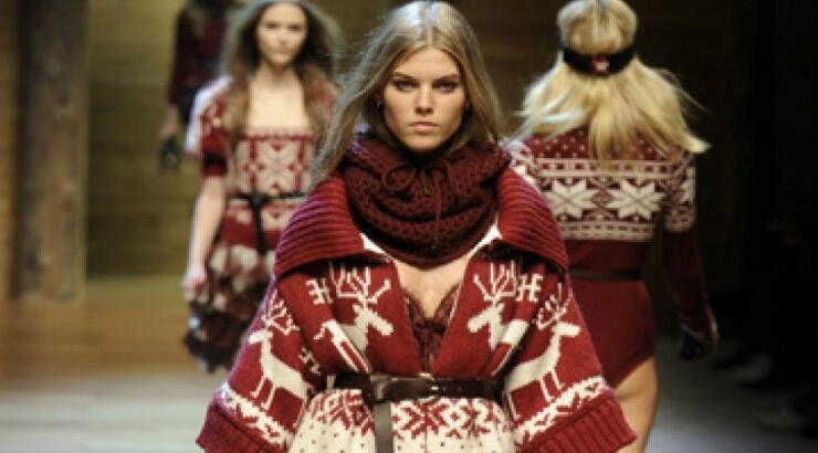 Xαρούμενα Χριστούγεννα με σύνολα που μας βάζουν στο κλίμα των ημερών