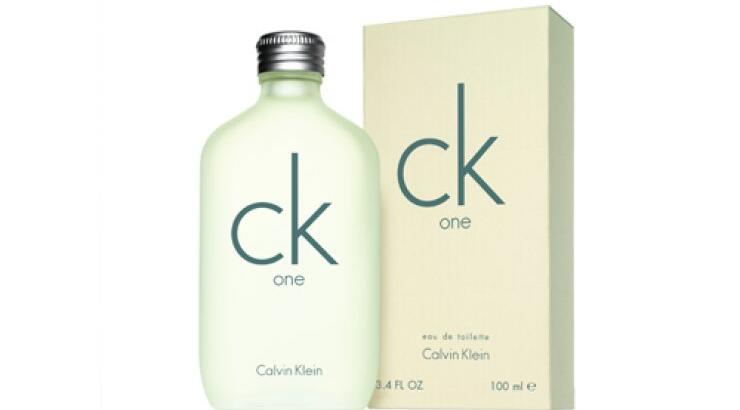 Ο οίκος Calvin Klein γιορτάζει τα είκοσι χρόνια κυκλοφορίας του αρώματος ck One