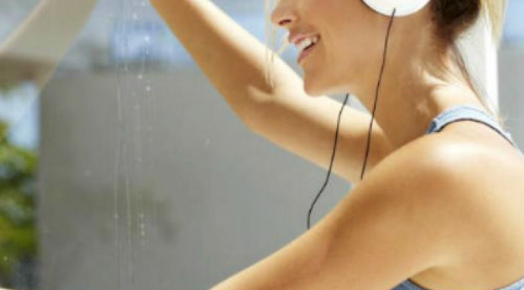 10 δουλειές του σπιτιού που θα σε βοηθήσουν να κάψεις 100 θερμίδες, χωρίς να το καταλάβεις