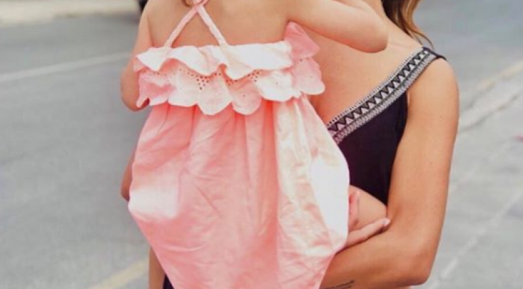 Υπέροχο στιγμιότυπο! Η Κωνσταντίνα Ευριπίδου έκανε πασαρέλα αγκαλιά με τη μικρή Αριάδνη! [βίντεο]