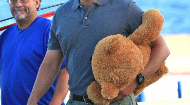 Bradley Cooper: Αγκαλιά με το νέο του απόκτημα [εικόνες]