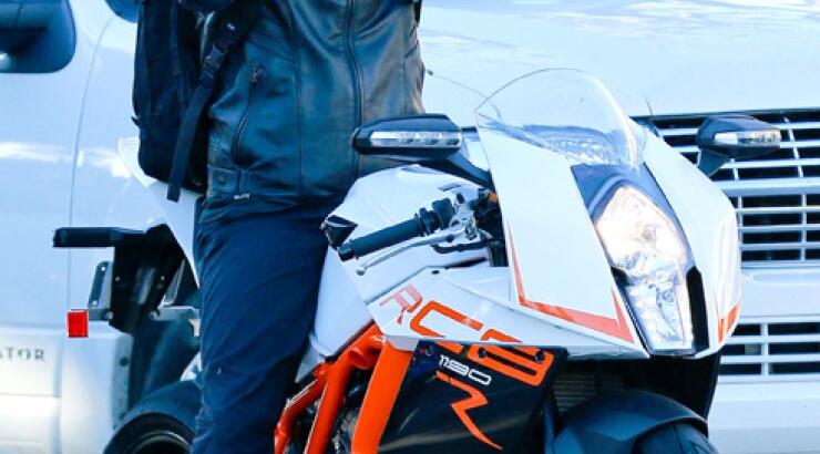 Ο γόης του Hollywood καβάλα στη μηχανή του [φωτογραφίες]