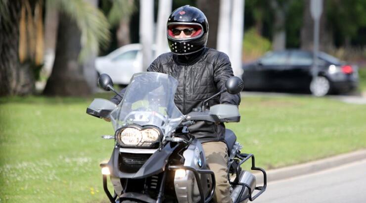 Ο Bradley Cooper μας δείχνει την νέα του μηχανή [φωτογραφίες]