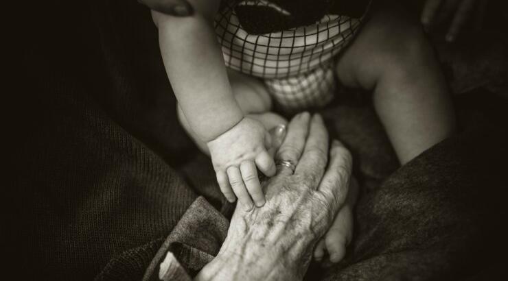 Έξι συμβουλές για τους παππούδες που δεν μπορούν να δουν τα εγγόνια τους εν μέσω πανδημίας