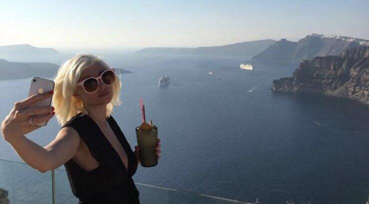 Τζούλια Αλεξανδράτου: Ποζάρει στη Σαντορίνη με μαγιό και αναστατώνει το νησί!