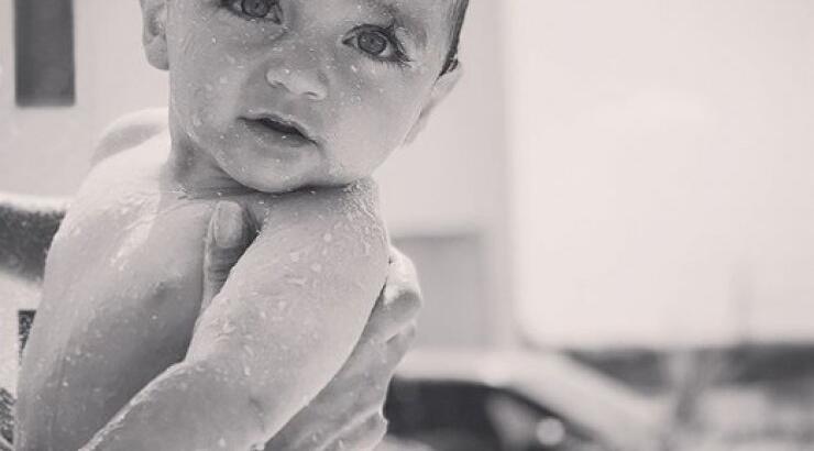 Είναι κούκλος! Αυτό το μωράκι είναι ο ανιψιός πασίγνωστου Κύπριου ηθοποιού! [εικόνες]