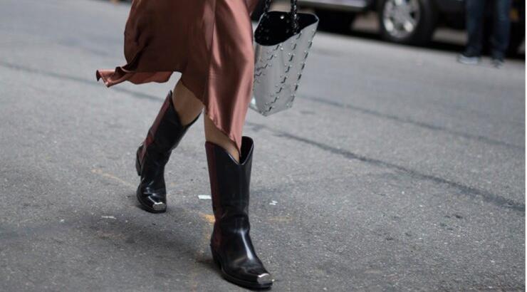 Φόρεσε τις cowboy boots σου με την αγαπημένη σου πλισέ φούστα