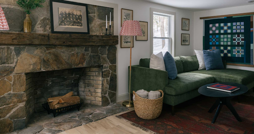 Μια καμπίνα από τα ’70s έγινε μια cozy εξοχική κατοικία για μια οικογένεια