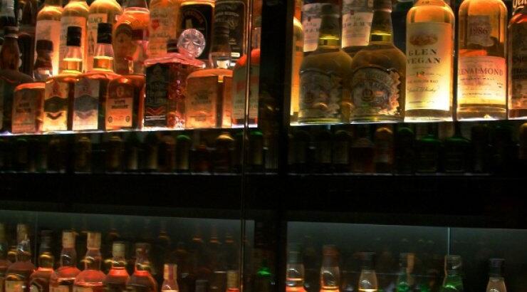 Μπορείς να πιείς 10 ποτήρια ουίσκι σε ένα βράδυ;