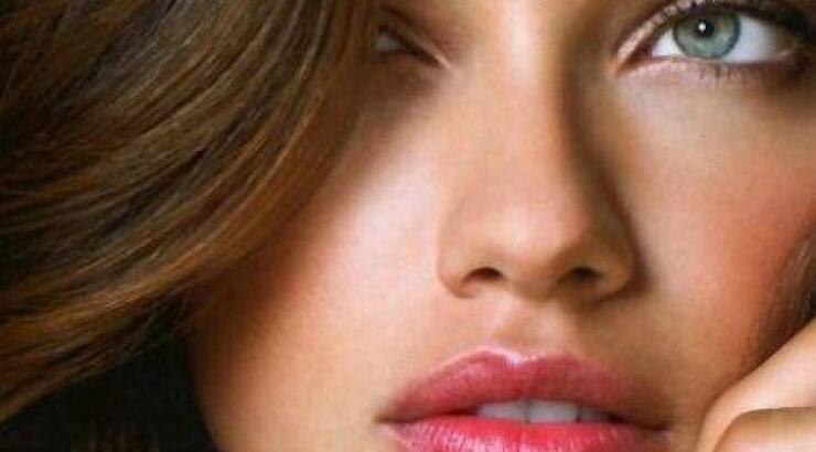 Δείτε στο βίντεο 10 κόλπα για να αποκτήσετε μεγαλύτερα χείλη