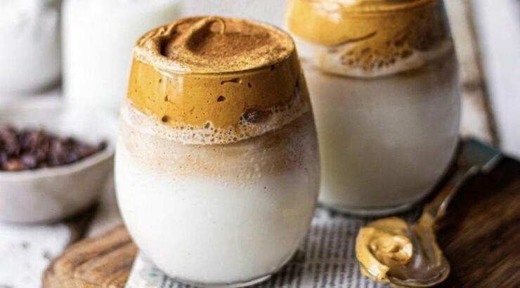 Όλα όσα θέλετε να γνωρίζετε για τον dalgona coffee που κάνει χαμό στα social media στην καραντίνα!