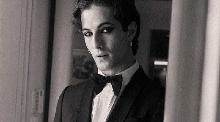 Ο κούκλος νικητής της Eurovision ποζάρει εντελώς γυμνός στην κουζίνα του σε... γιορτινή διάθεση!