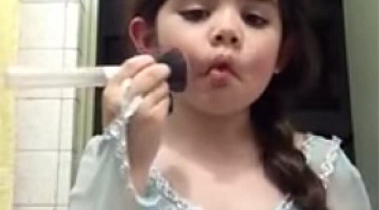 5χρονη δίνει συμβουλές μακιγιάζ στο internet και προκαλεί -ευτυχώς- αντιδράσεις [εικόνες]