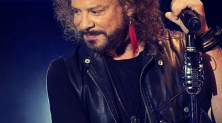 Κούκλος και ταλαντούχος! Δείτε τον 17χρονο γιο του Χρήστου Δάντη να τραγουδάει μία από τις μεγαλύτερες επιτυχίες της εποχής!