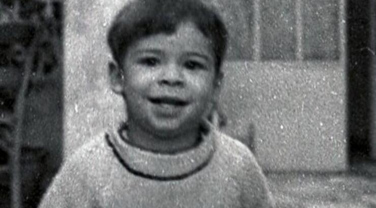 Ποιος Έλληνας τραγουδιστής είναι το αγοράκι στη φωτογραφία;