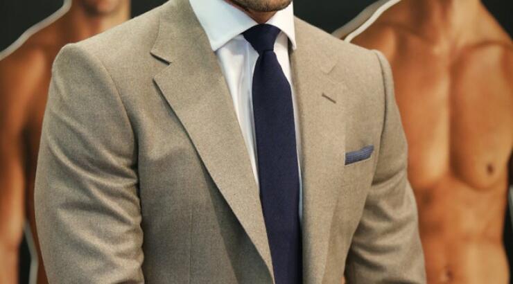 Το πιο σέξυ μοντέλο προκαλεί ακόμη και με κοστούμι [εικόνες]