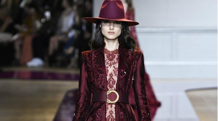 Chic με μπορντό στη βραδινή έξοδο