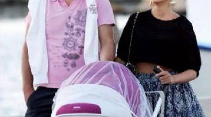  Η Σταματίνα Τσιμτσιλή με μαγιό τρεις μήνες μετά τη γέννηση της κόρης της