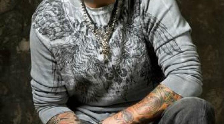 Πασίγνωστος καλλιτέχνης κατηγορείται για βιασμό της συζύγου του!