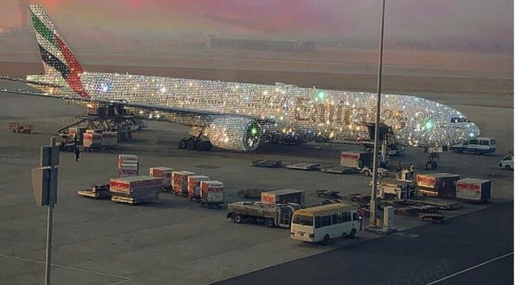 Η Sara Shakeel είναι μια καλλιτέχνις που της αρέσει να βάζει παντού glitter