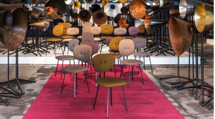 Σκαμπό και καρέκλες με ασυνήθιστο design στην πλάτη τους