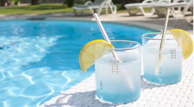 Μικρούλι ποτήρι για την πισίνα