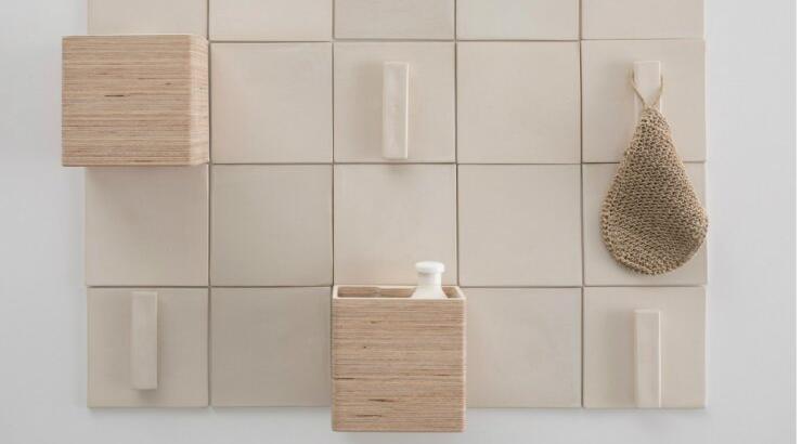 Κεραμικά πλακάκια ενώνονται και δημιουργούν έναν τοίχο - κρεμάστρα