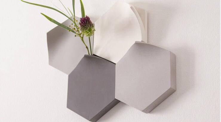 Ένα εξάγωνο βάζο λουλουδιών που εφαρμόζει πάνω σε τοίχους