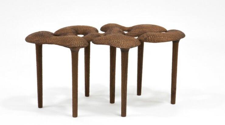 Χειροποίητα σκαλιστά έπιπλα με έντονα διακοσμητικά, οργανικά σχήματα