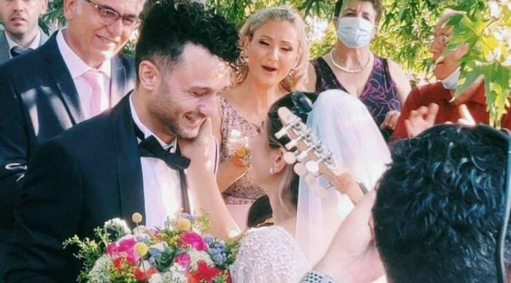 Δημοσιογράφος του νησιού ανέβηκε τα σκαλιά της εκκλησίας με τον αγαπημένο της! [εικόνες]