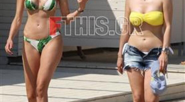 Η Στέλλα και η Χριστίνα Δημητρίου με μαγιό 