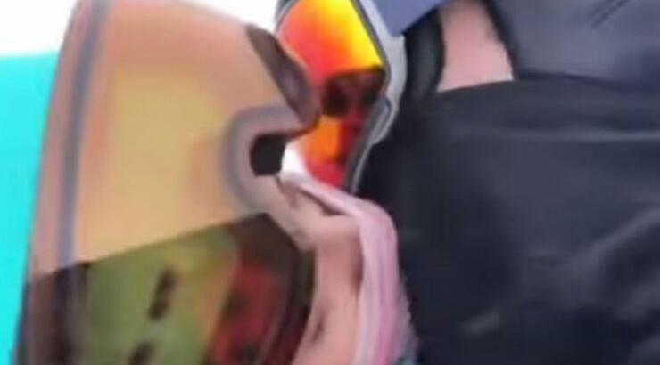 Το πρώτο δημόσιο φιλί επώνυμης Ελληνίδας με τον σύντροφό της! [βίντεο]