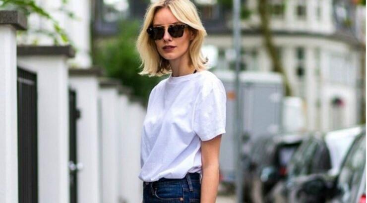 Denim και λευκό t-shirt: O 90s συνδυασμός που πρέπει να φορέσεις