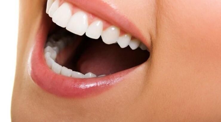 5 make up tips για να δείχνουν τα δόντια σας πιο λευκά