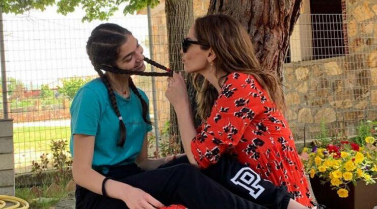 Η Μελίνα εύχεται στη μαμά της Δέσποινα Βανδή για τη γιορτή της μητέρας και μένουμε με το στόμα ανοιχτό