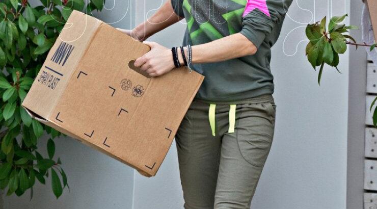 Δείτε τη Δέσποινα Βανδή να μεταφέρει κιβώτια!