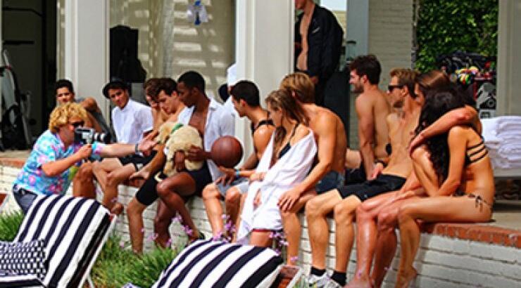 H Zoe Saldana πρωταγωνιστεί στη νέα καμπάνια του Stuart Weitzman [βίντεο]