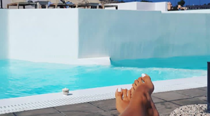 Οι χλιδάτες διακοπές επώνυμης Ελληνίδας!