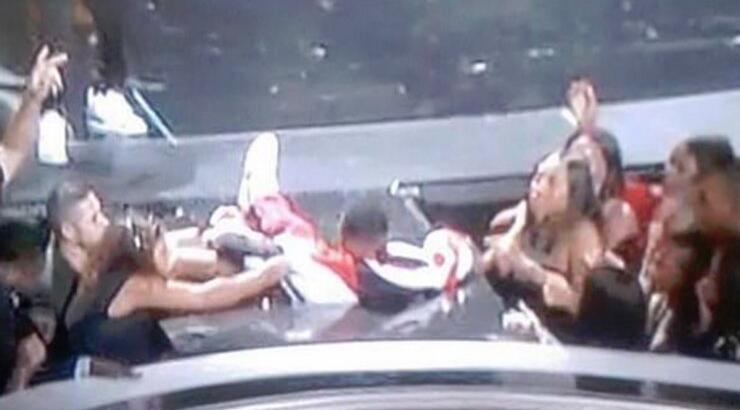 Η πτώση τραγουδιστή στα μουσικά βραβεία!