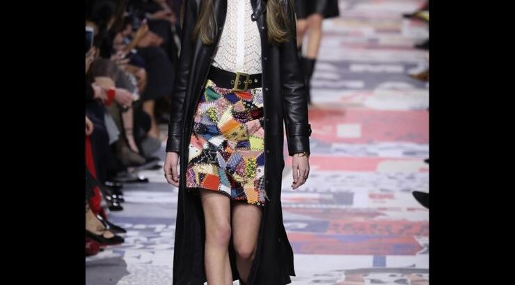  Η ιστορία πίσω από το slogan sweater  του οίκου Dior που θα φοράμε την επομένη σεζόν