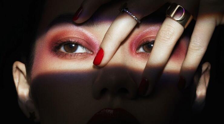Το φετινό Halloween, ο Dior γιορτάζει το κόκκινο με ένα κομψό μακιγιάζ με δραματικό τόνο