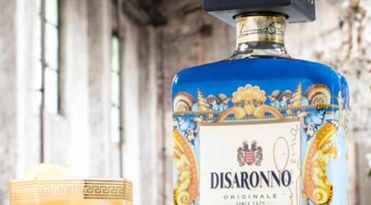 Το Disaronno φοράει Versace