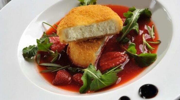 Kατσικίσιο τυρί πανέ με σούπα από φράουλες