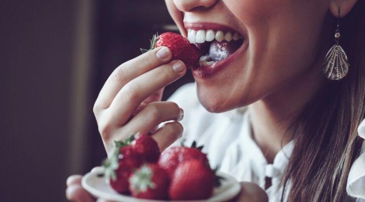 Πόση ώρα μετά το φαγητό είναι καλύτερο να πλένουμε τα δόντια μας; 