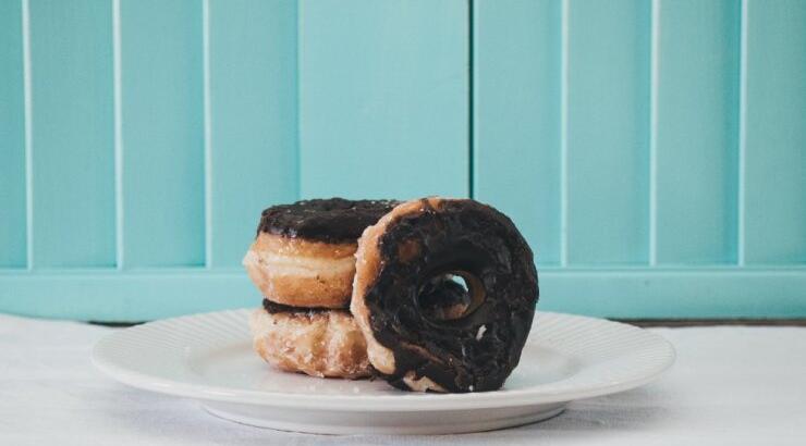 Πώς να φτιάξετε σοκολατένια donuts με μόλις 128 θερμίδες! 